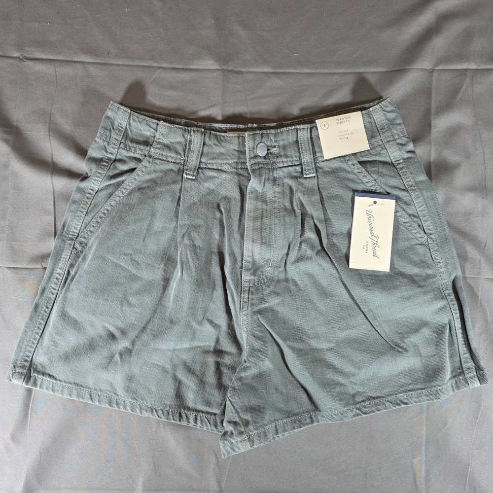 Universal Thread Womens Green High Rise Pleated Shorts Slim Hip Leg Size 4 NWT